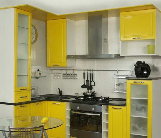 Кухонный гарнитур для маленькой кухни желтого цвета