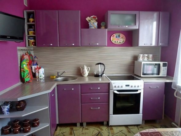 Кухонный гарнитур фиолетового цвета