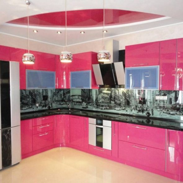 Кухонный гарнитур, выполненный в ярком розовом цвете