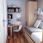 Складной диван и компактный угловой стол в узкой спальне
