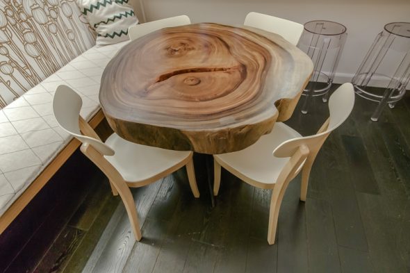Идеи для сервировки из спилов дерева и украшение стола в загородном стиле