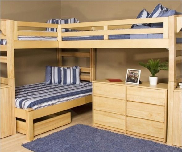 Двухъярусная кровать – универсальный вариант для небольшой комнаты