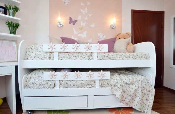 Особенности выдвижных кроватей для двоих детей и их применение в интерьере.