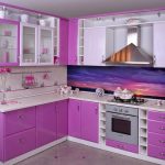 кухонный гарнитур бело-фиолетового цвета