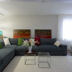 серый диван в гостиной · интерьер гостиной