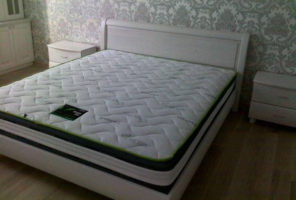 стельная белая кровать