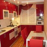 узкая кухня в красном цветы