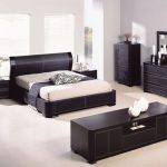 Черная мебель и светлая отделка стен и пола спальни