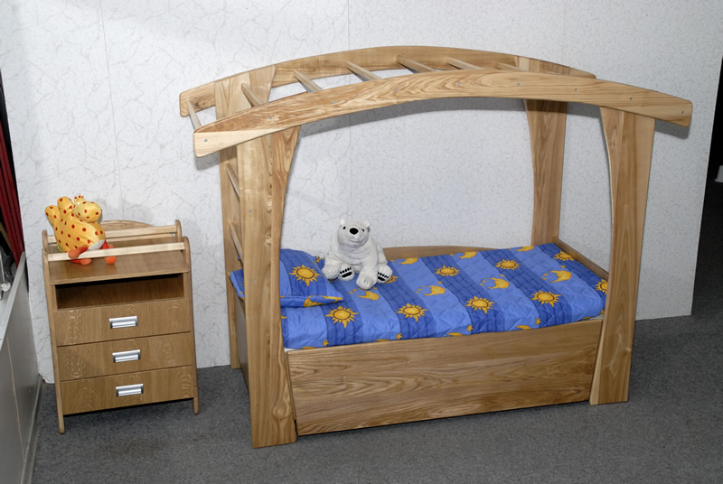 Кровать для детей от 3 лет из дерева