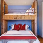 Стильная деревянная двухэтажная кровать в спальне взрослых