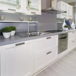 белый кухонный гарнитур дизайн интерьера