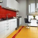 белый кухонный гарнитур с красным