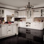белый кухонный гарнитур с темным полом
