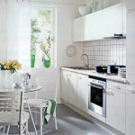 белый кухонный гарнитур в интерьере