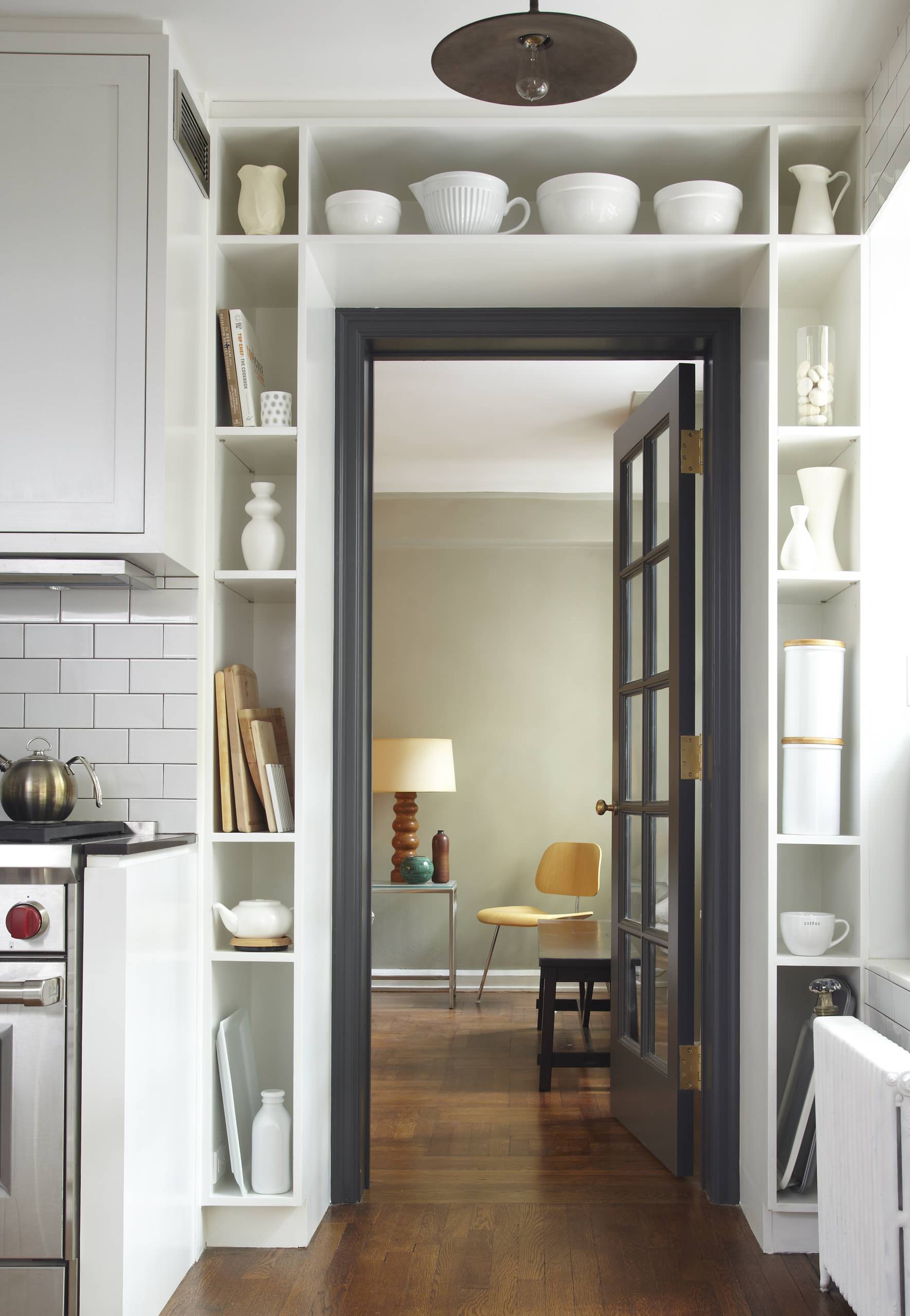 Дверь в маленькой квартире. Дизайнерские решения для маленьких квартир. Интересные идеи для интерьера квартиры. Интерьер кухни с дверью. Идеи для маленькой квартиры.