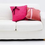 белый диван из искусственной замши