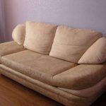 светлый замшевый диван