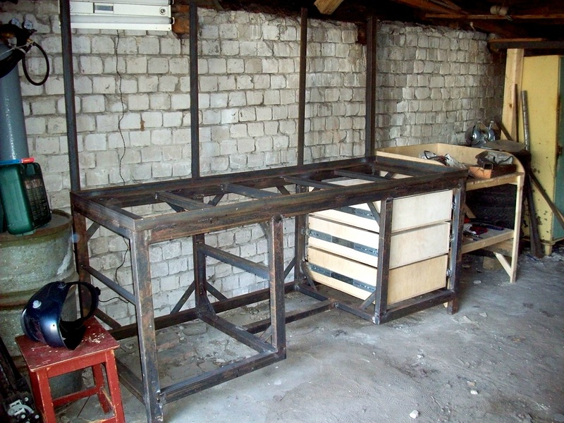 Деревянный стол для гаража