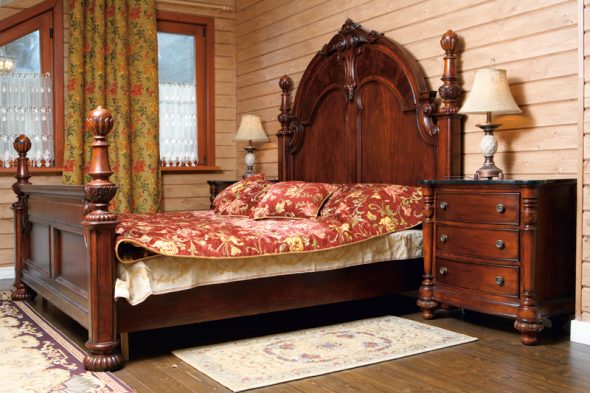 кровать из красного дерева