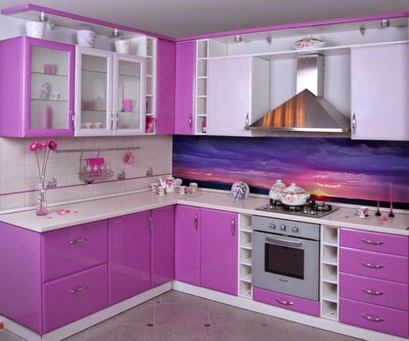 Кухонный гарнитур бело-фиолетового цвета