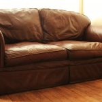 новый кожаный диван в интерьере