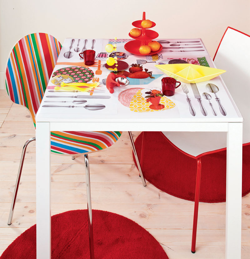 Цветные столы. Разноцветные столы. Самоклеящаясяпленка на детский стол. Стол кухонный разрисованный. Самоклейки на кухонный стол.