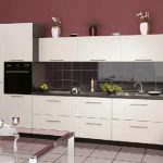белый кухонный гарнитур с контрастными оттенками