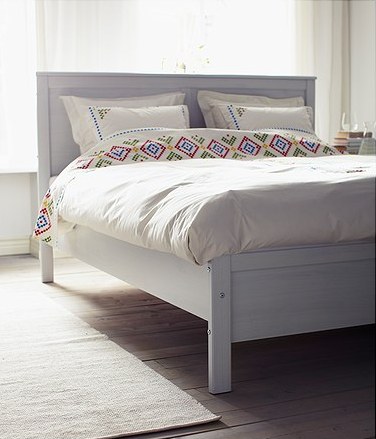 Белая двуспальная кровать от Икеа