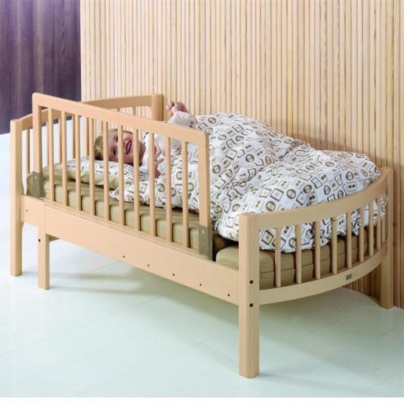 Детская кровать с выдвижным бортиком