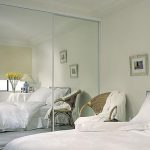 светлая спальня с зеркалами