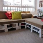 Из шести поддонов также можно изготовить угловой диван