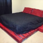 кровать из паллетов красная