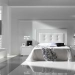 светлая спальня с белой мебелью