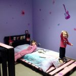 кровать из паллетов для девочки