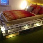 кровать из паллетов с подсветкой