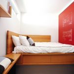 кровать деревянная в спальне