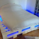 кровать из поддонов с синей подсветкой