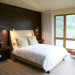 Отделка деревянными панелями стены у изголовья кровати в спальне