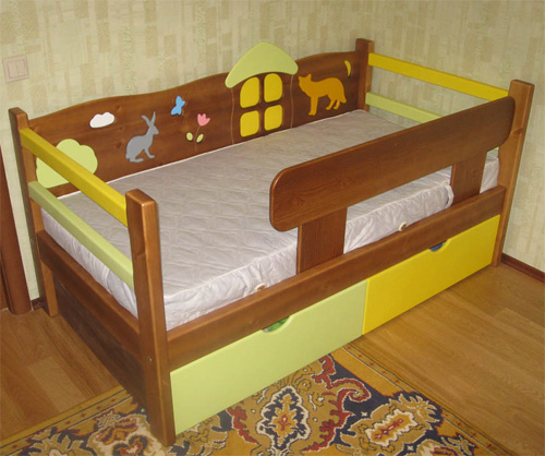Деревянная детская кровать от 2 лет с бортиками