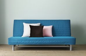 диван-кровать и разноцветные подушки