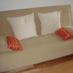 диван-кровать с подушками