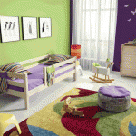 детская кровать с бортиками в комнате