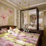 двуспальная кровать в цветочном интерьере