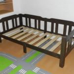 кровать из дерева для детской