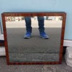 зеркало в деревянной рамке