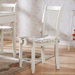 Белые деревянные стулья (с подушками)
