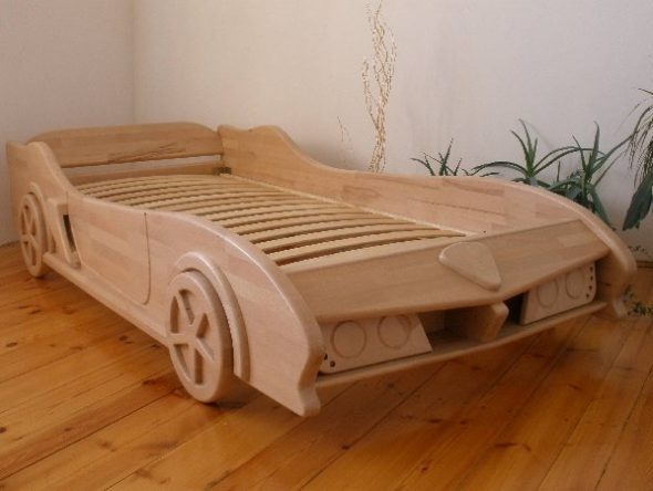 Деревянная кровать машина