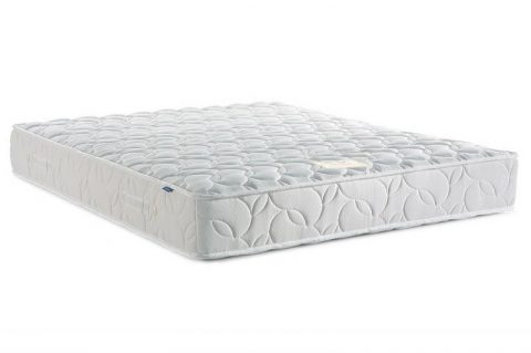 Двуспальная кровать с белым матрасом