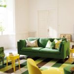 зеленый диван комфортный