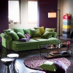 зеленый диван с подушками